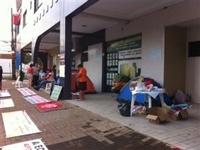 Professores acampam em frente à casa de deputado estadual em Maringá